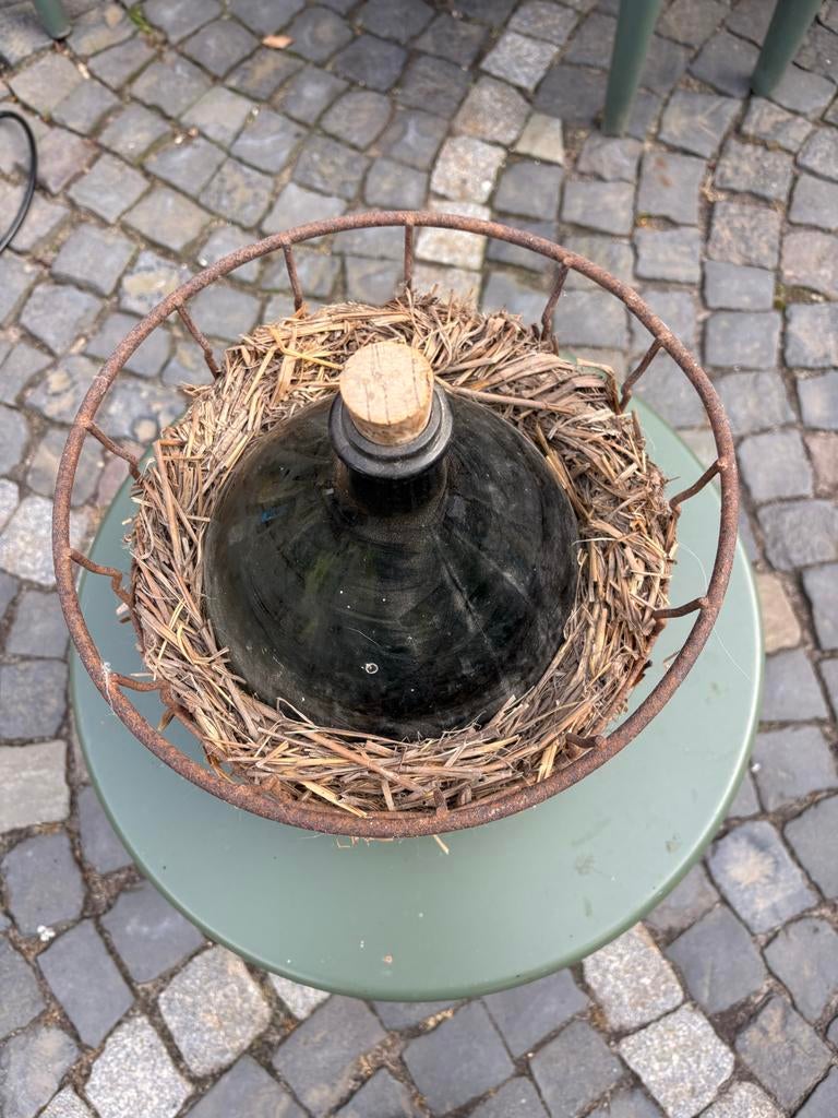 Vintage glazen fles in rieten mand - decoratief, Antiek en Kunst, Ophalen