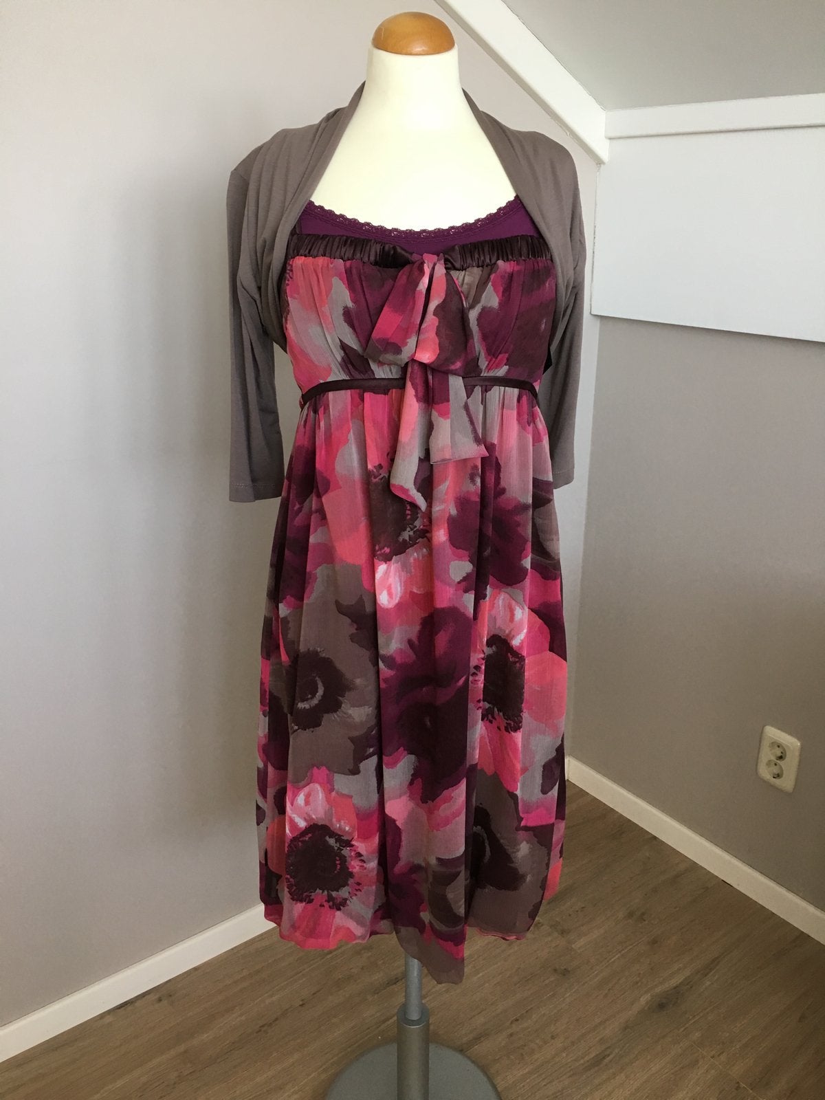 Superstar watcher jurk nieuw MET bolero Prijskaartje mt 38, Kleding | Dames, Maat 38/40 (M), Nieuw, Ophalen of Verzenden, Onder de knie