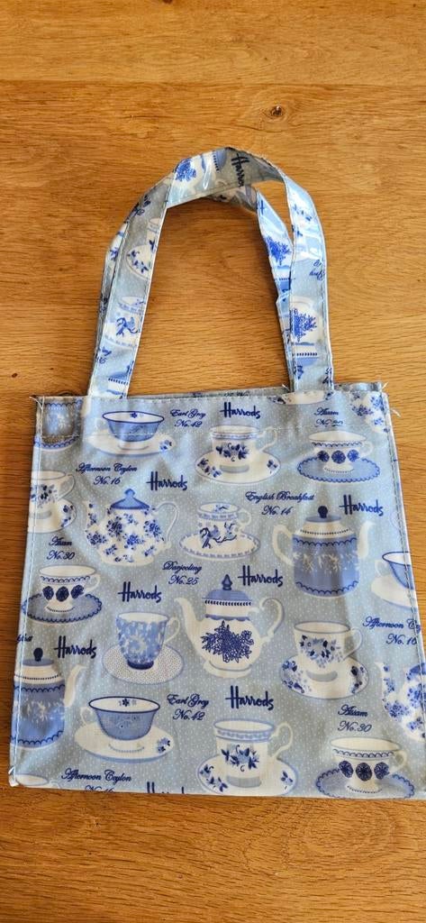 Harrods tasje, plastic, motief met theekopjes, Sieraden, Tassen en Uiterlijk, Tassen | Damestassen, Ophalen of Verzenden, Zo goed als nieuw
