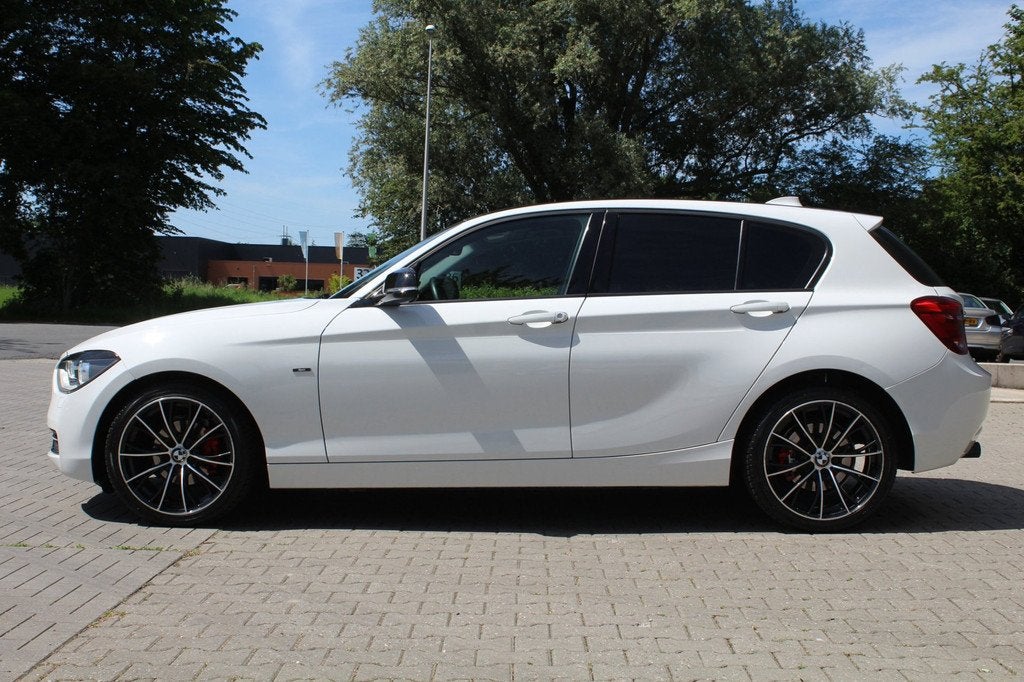BMW 1-serie 116i High Executive | Automaat | Navigatie | Sto, Auto's, Gebruikt, 4 cilinders, Wit, 650 kg