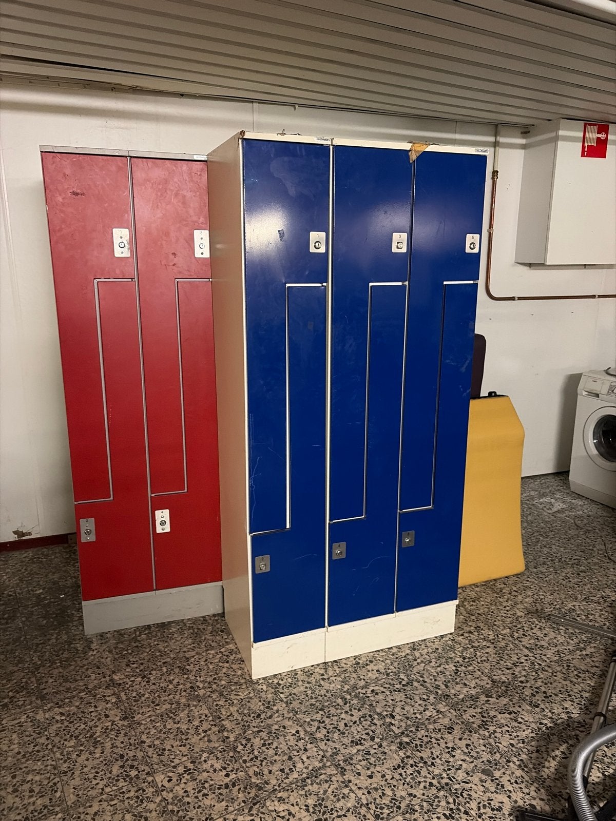 Vintage Lockers: Rood en Blauw, Ophalen, Gebruikt