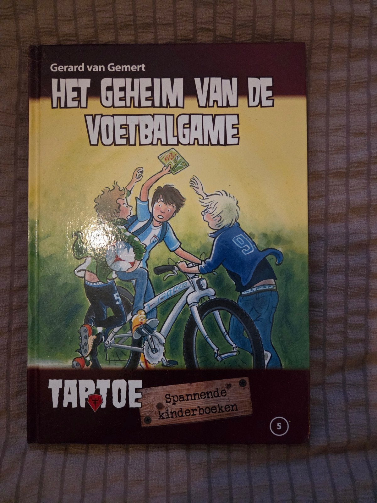 Het Geheim van de Voetbalgame - Gerard van Gemert, Boeken, Ophalen of Verzenden, Gelezen, Gerard van Gemert, Fictie algemeen