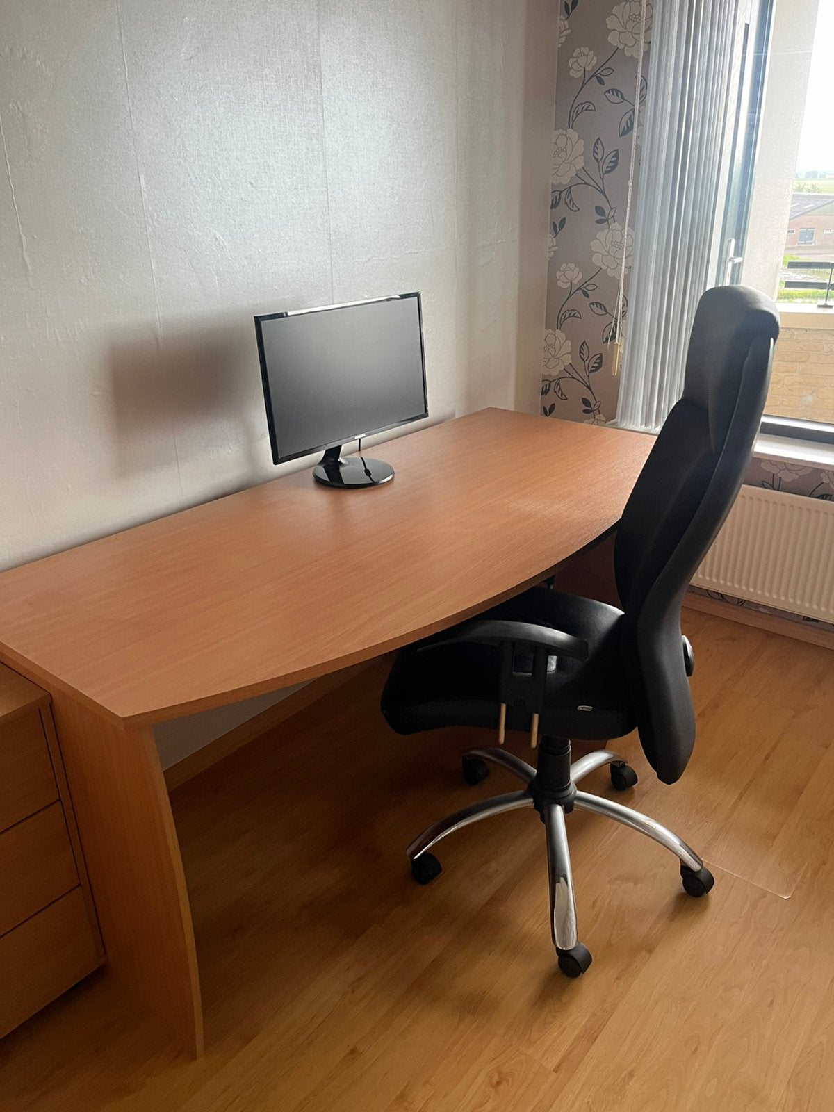 Groot,stevig bureau in keurige staat, stoel ook beschikbaar, Ophalen, Zo goed als nieuw