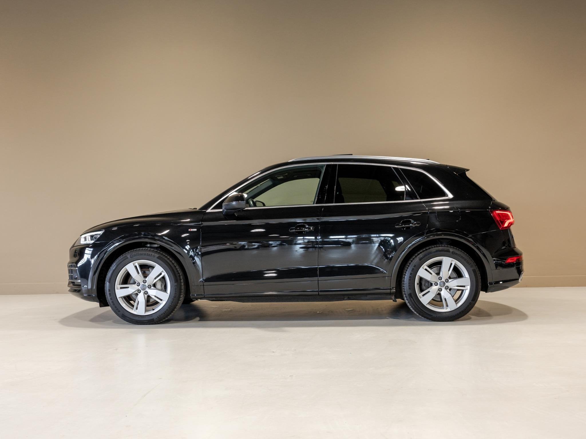Audi Q5 55 TFSI e S-Line edition / 367pk / Panorama dak / Tr, Automaat, 4 cilinders, Zwart, Bedrijf