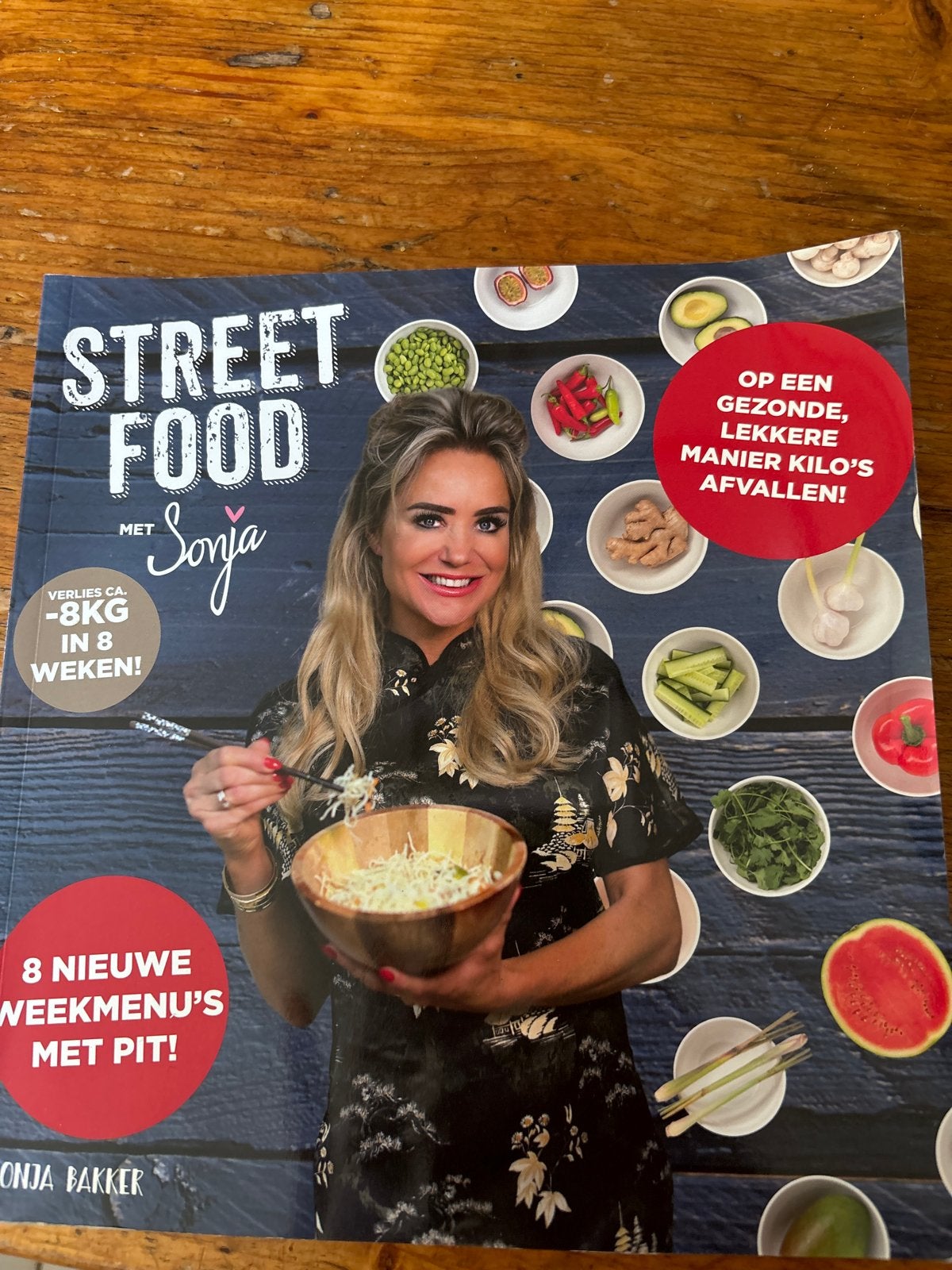 Street Food met Sonja Bakker - Gezond afvallen, Boeken, Hoofdgerechten, Azië en Oosters, Ophalen of Verzenden, Zo goed als nieuw