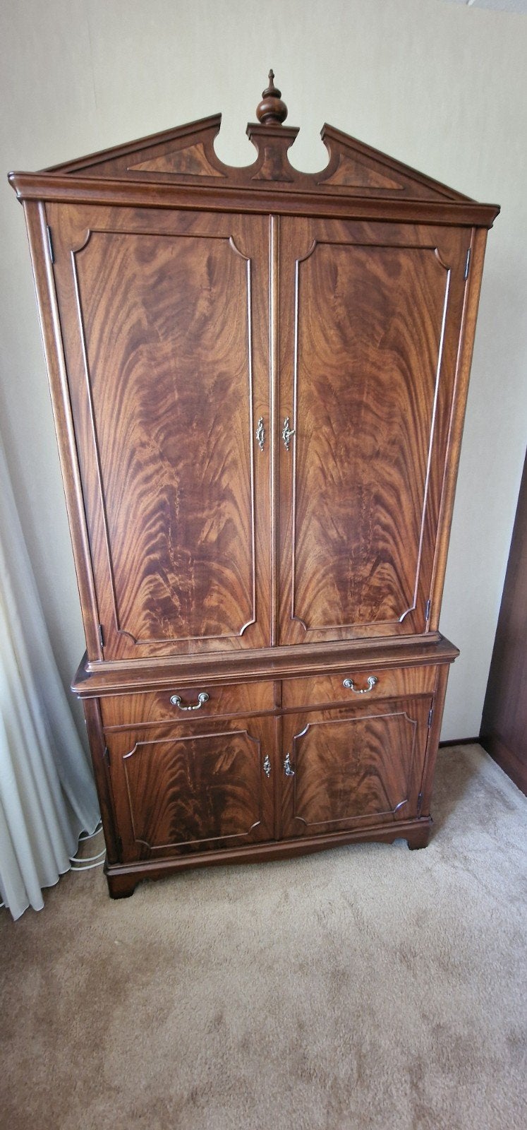 Antieke mahoniehouten kast met sierlijke details, Antiek en Kunst, Antiek | Meubels | Kasten, Ophalen