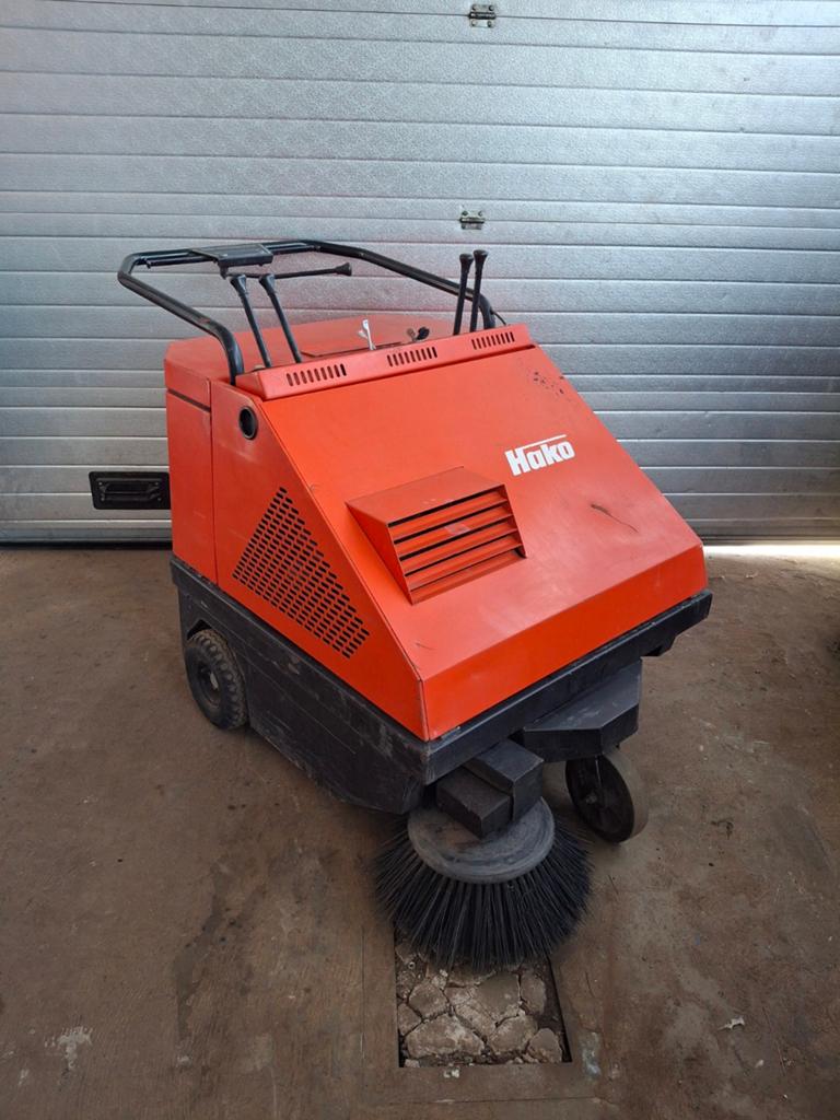 Benzine veegmachine 1mtr breed Hako, Tuin en Terras, Veegmachines, Ophalen