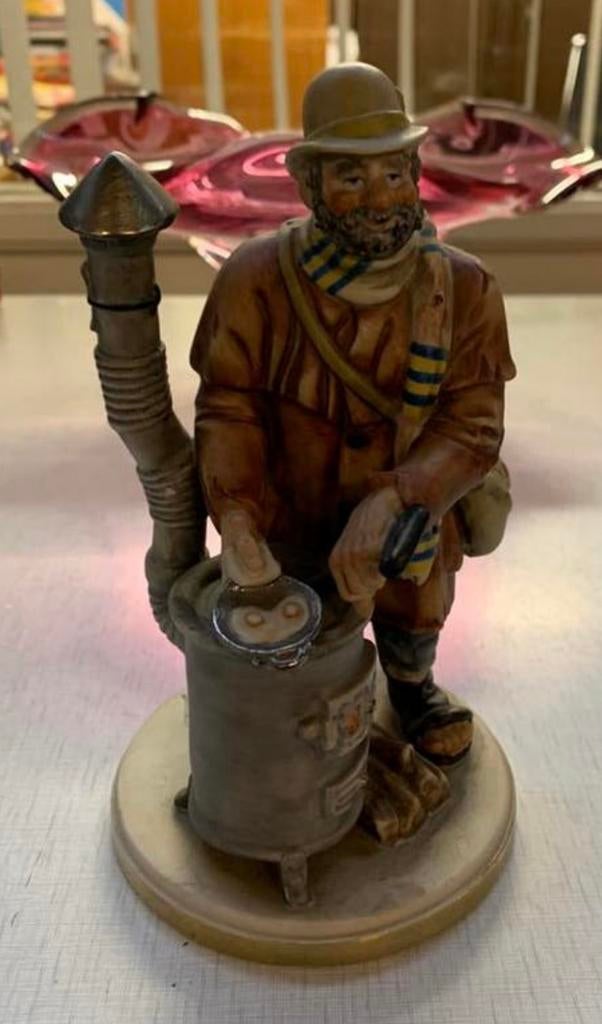 Beeld Capodimonte porseleinen beeldje man die eieren kookt., Verzamelen, Beelden en Beeldjes, Ophalen of Verzenden, Zo goed als nieuw