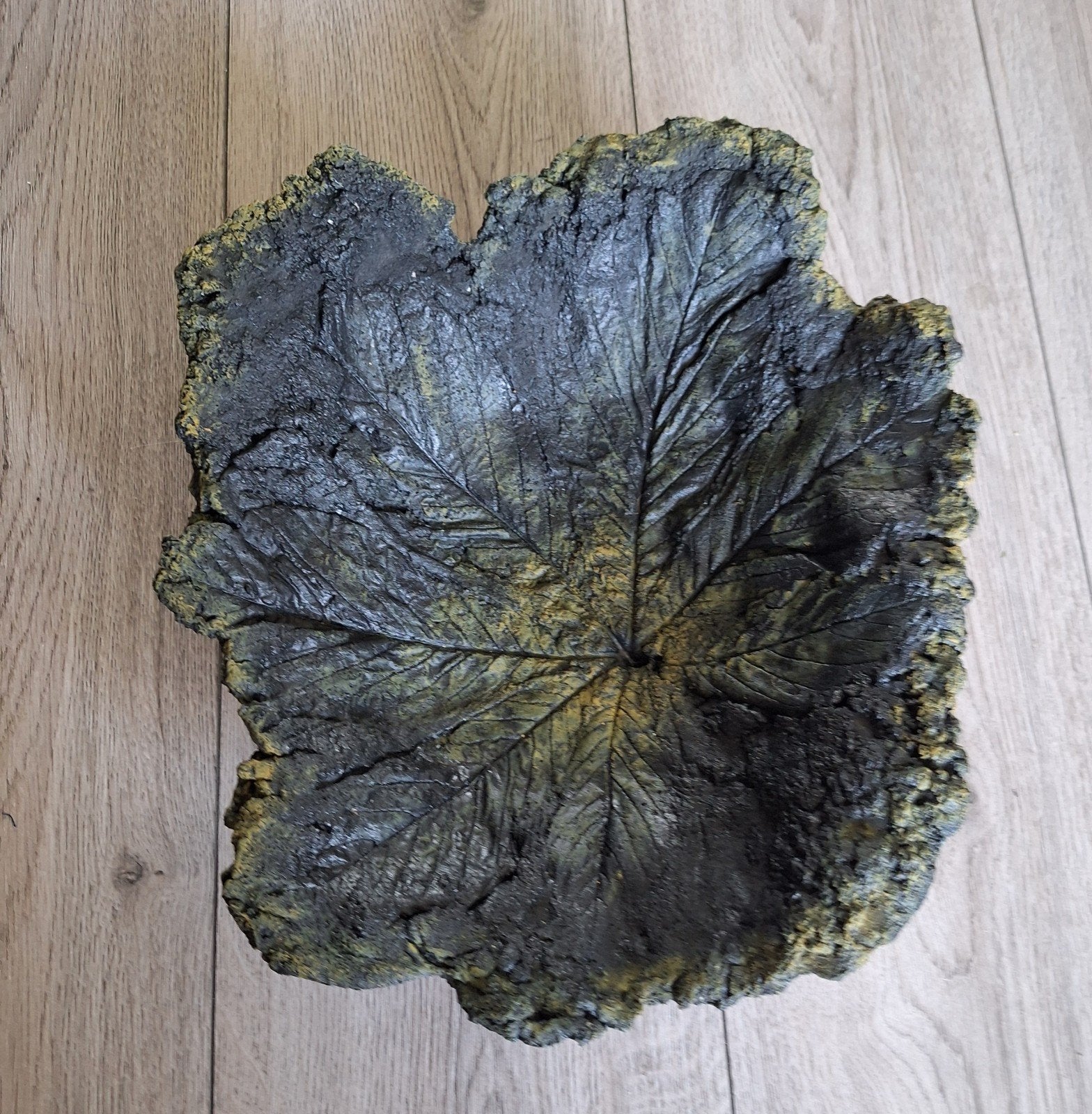 Handgemaakte cement schaal / blad decoratie zwart met brons, Schaal, Rond, Nieuw, Ophalen of Verzenden