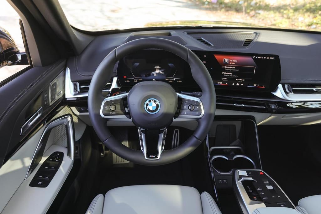 BMW iX1 eDrive20 M Sport / Panoramadak / Trekhaak / Sportsto, Huisgarantie, Zwart, Leder, Nieuw
