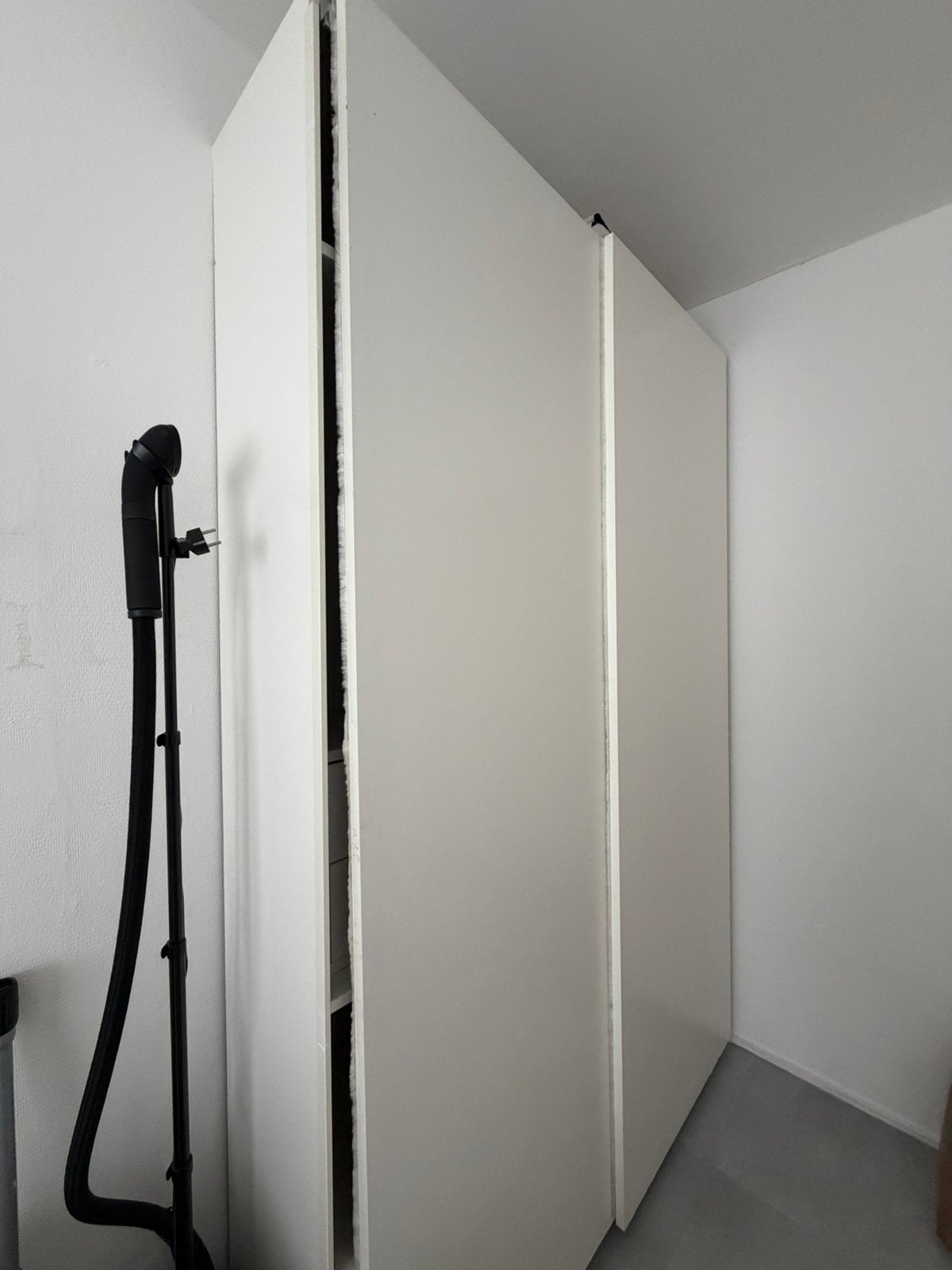 Witte schuifdeur kast, Ophalen of Verzenden, Zo goed als nieuw, 25 tot 50 cm, 200 cm of meer