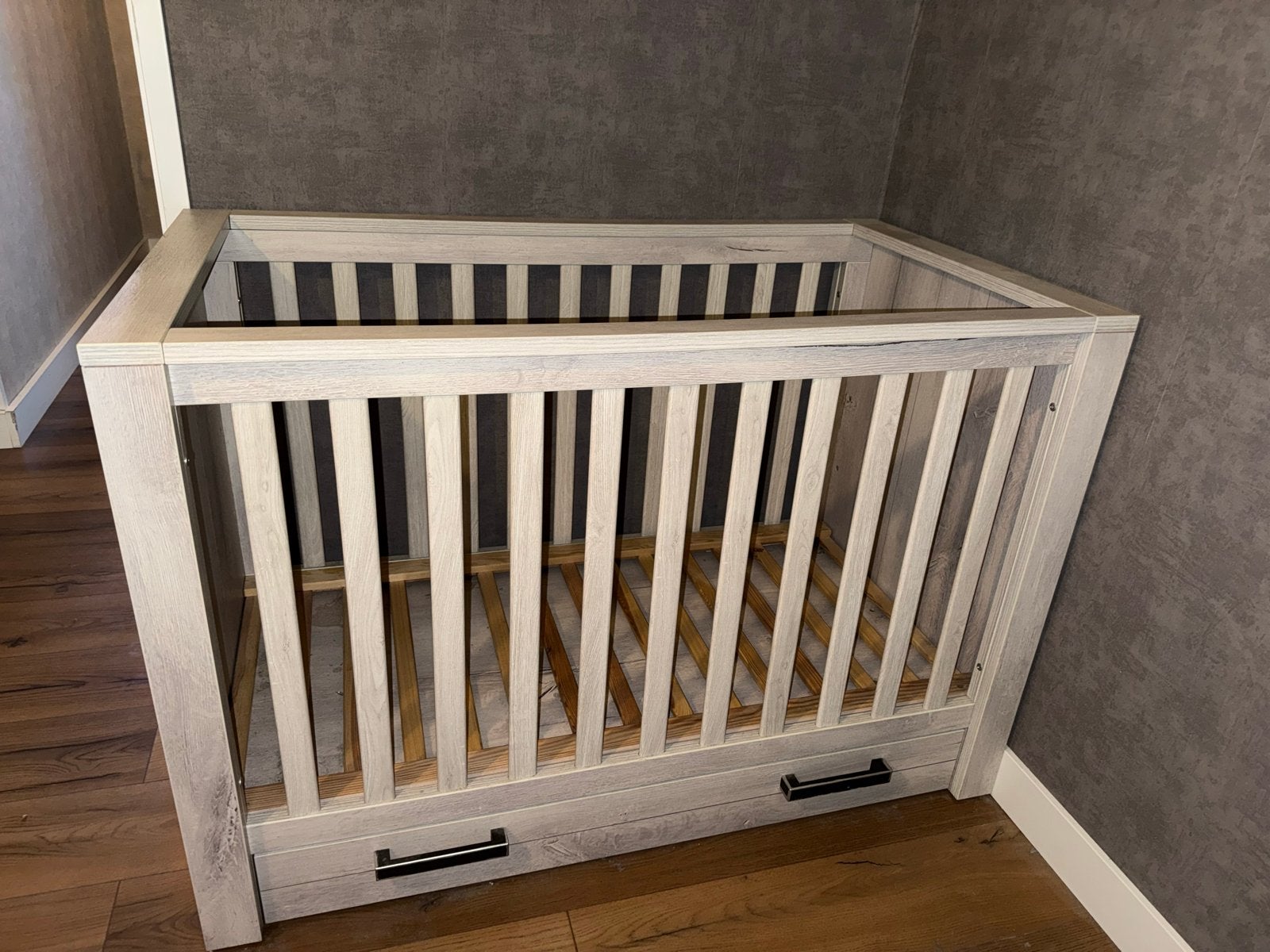 Kidsmill Sem Nautic Babybed met Lade Grijs 60x120 cm, Ophalen, Zo goed als nieuw, Ledikant