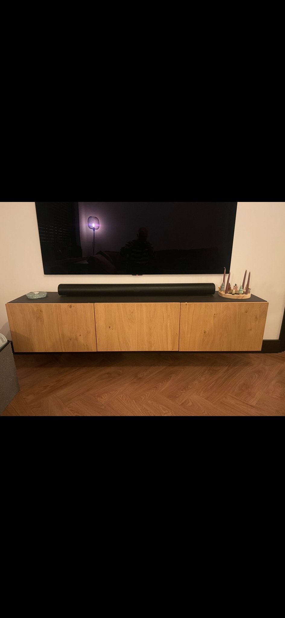 Zwevend TV-meubel met eikenhout deuren en matzwart, Huis en Inrichting, Ophalen, 150 tot 200 cm, Eikenhout, Zo goed als nieuw