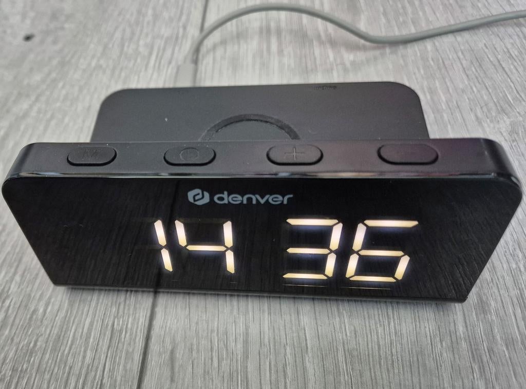 Denver ECQ-103 Wekker met Draadloze Oplader, Ophalen of Verzenden, Gebruikt, Digitaal