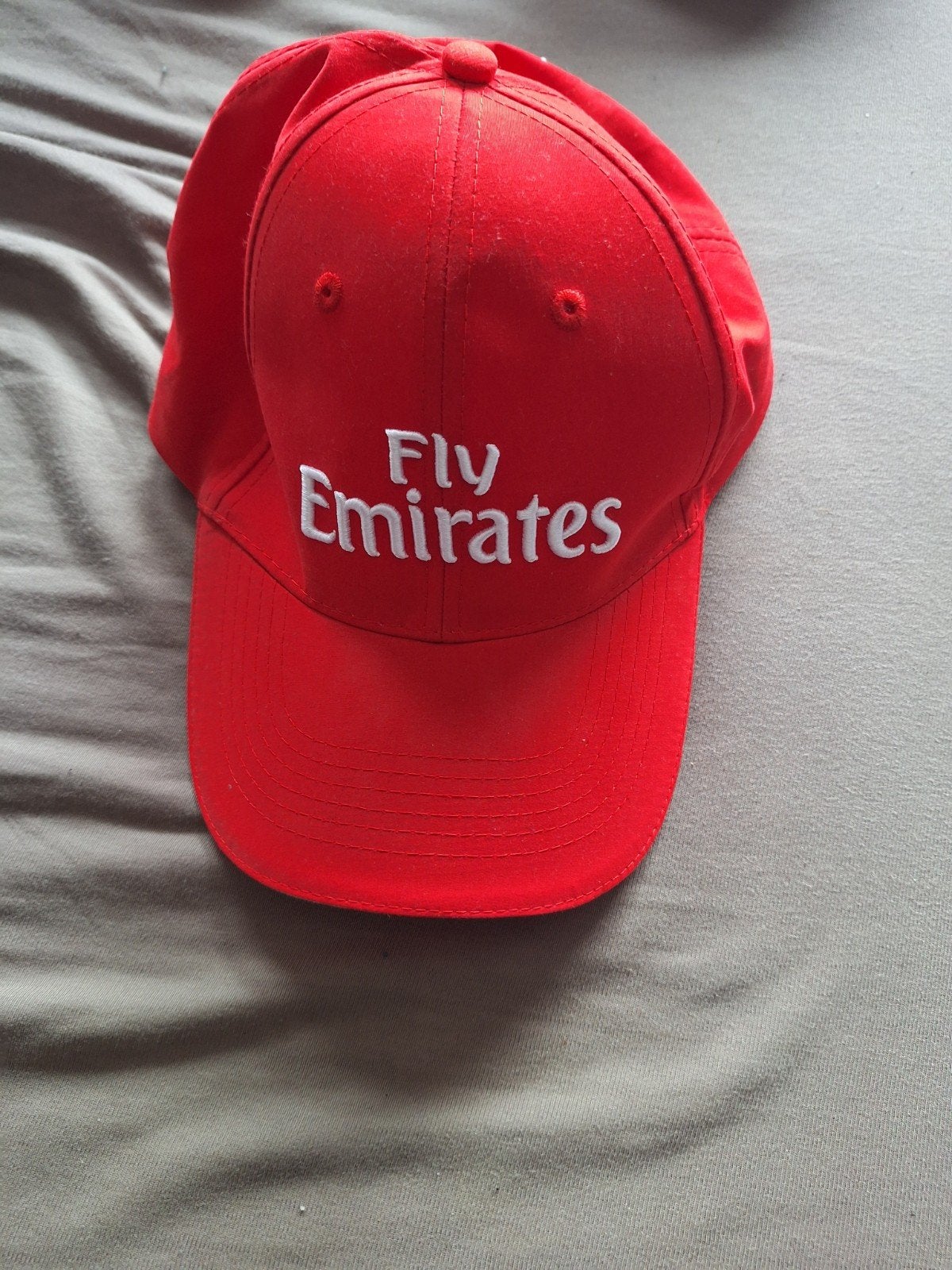 Rode pet van Fly Emirates, Ophalen of Verzenden, Zo goed als nieuw