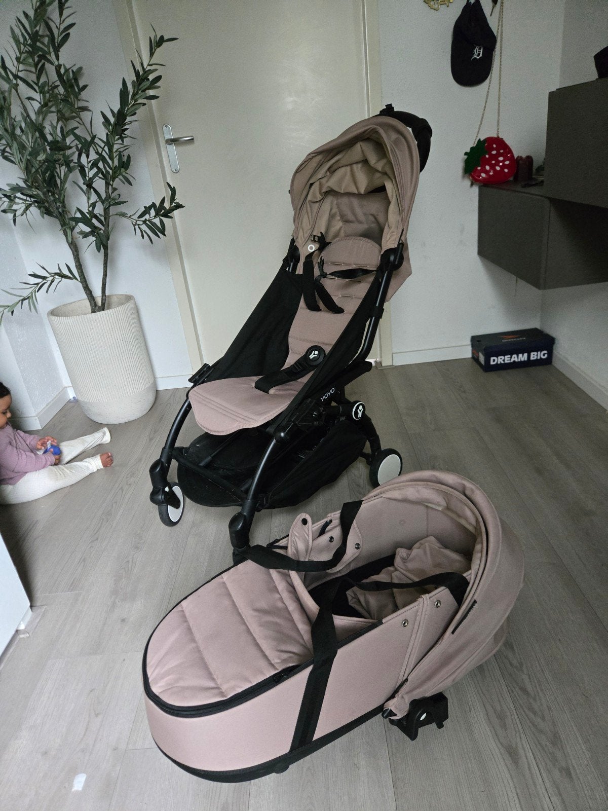 Stokke Yoyo reiswieg en buggy compleet Taupe + bekerhouder, Kinderen en Baby's, Kinderwagens en Combinaties, Ophalen, Zo goed als nieuw