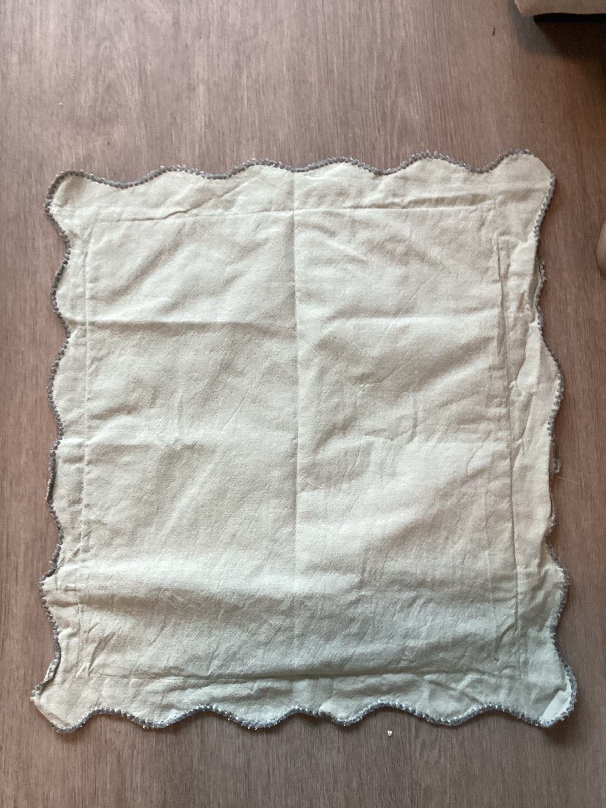 Lichtgroene placemat met geschulpte rand, Gebruikt, Vierkant, Sierrand, Ophalen of Verzenden