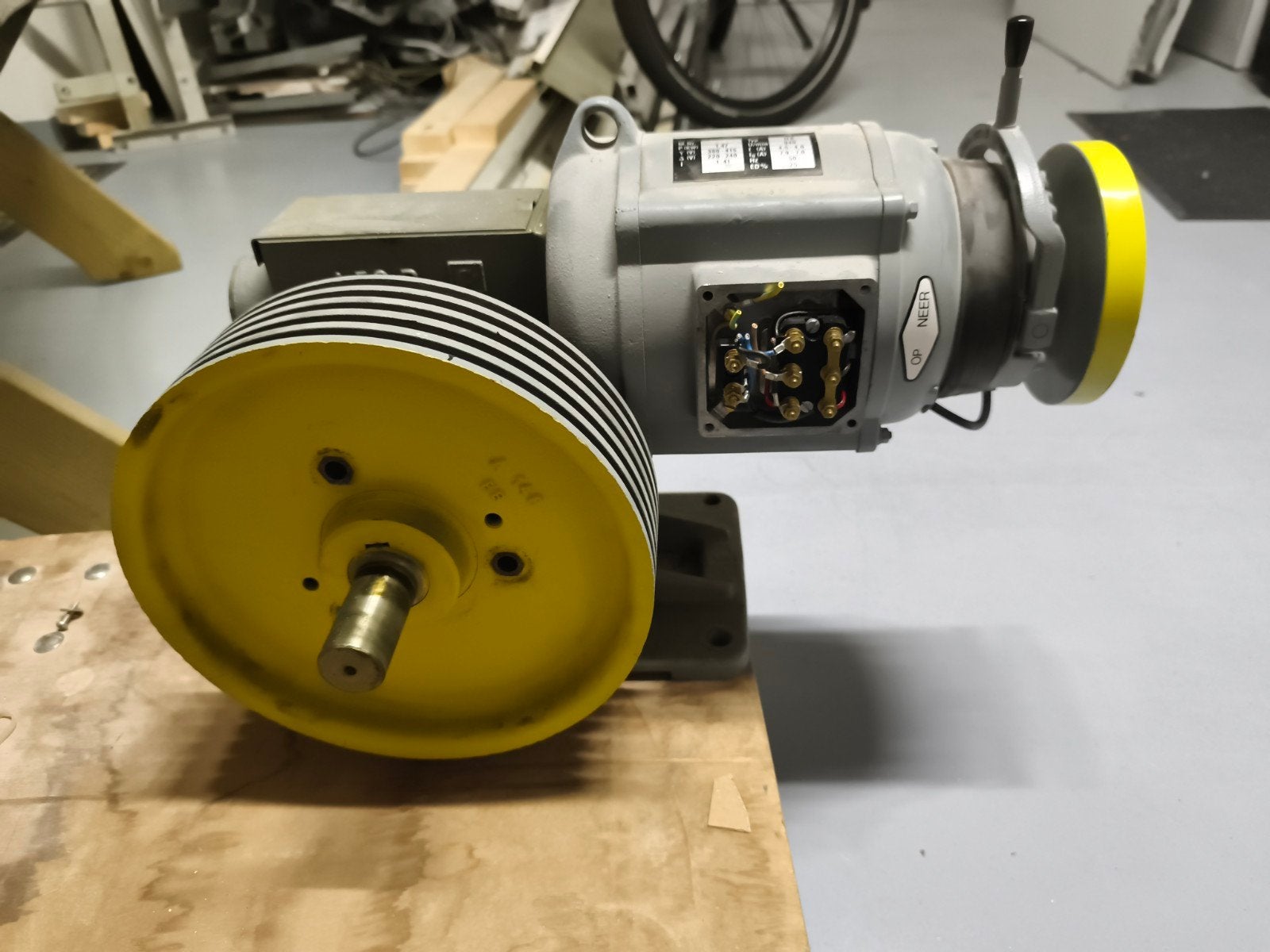 Liftmotor met katrollen - 1.47 kW, 940 U/min, Doe-het-zelf en Verbouw, Ophalen, Gebruikt, Elektromotor, Minder dan 1400 rpm