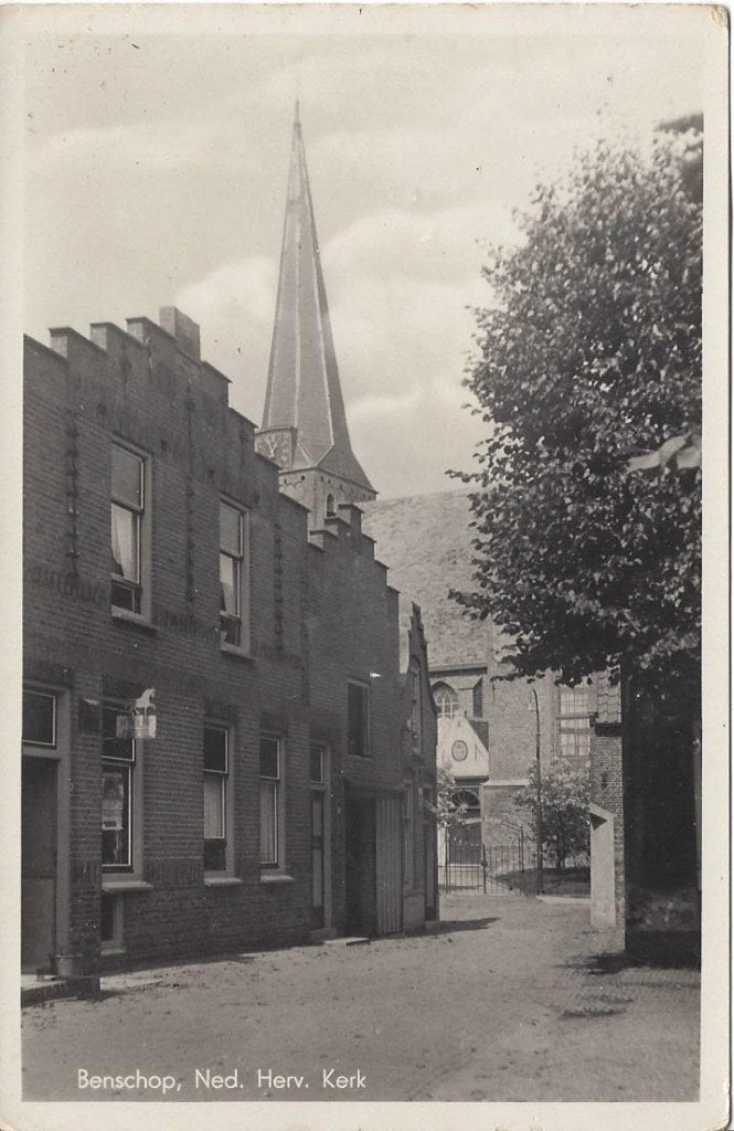 Benschop (Utr.) Straatgezicht met Ned. Herv. Kerk, 1942, Verzamelen, Ansichtkaarten | Nederland, Ophalen of Verzenden, 1940 tot 1960