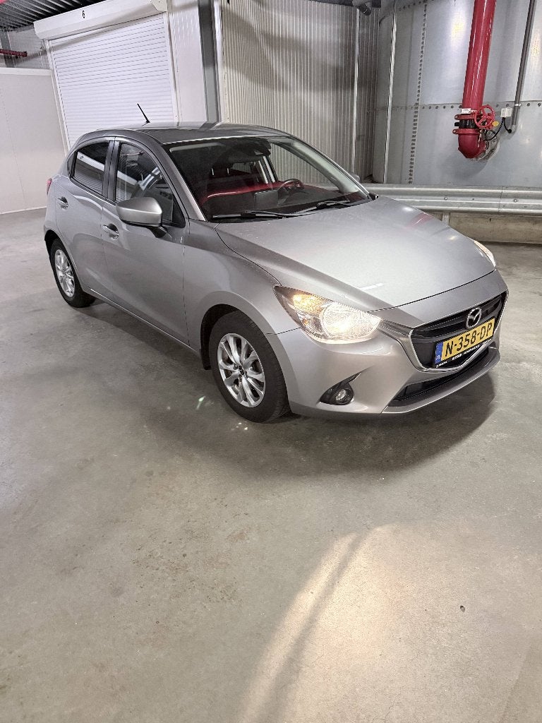 Foto 3 van Mazda 2 1.5 Skyactiv-g 90PK AUTOMAAT 2015 Grijs