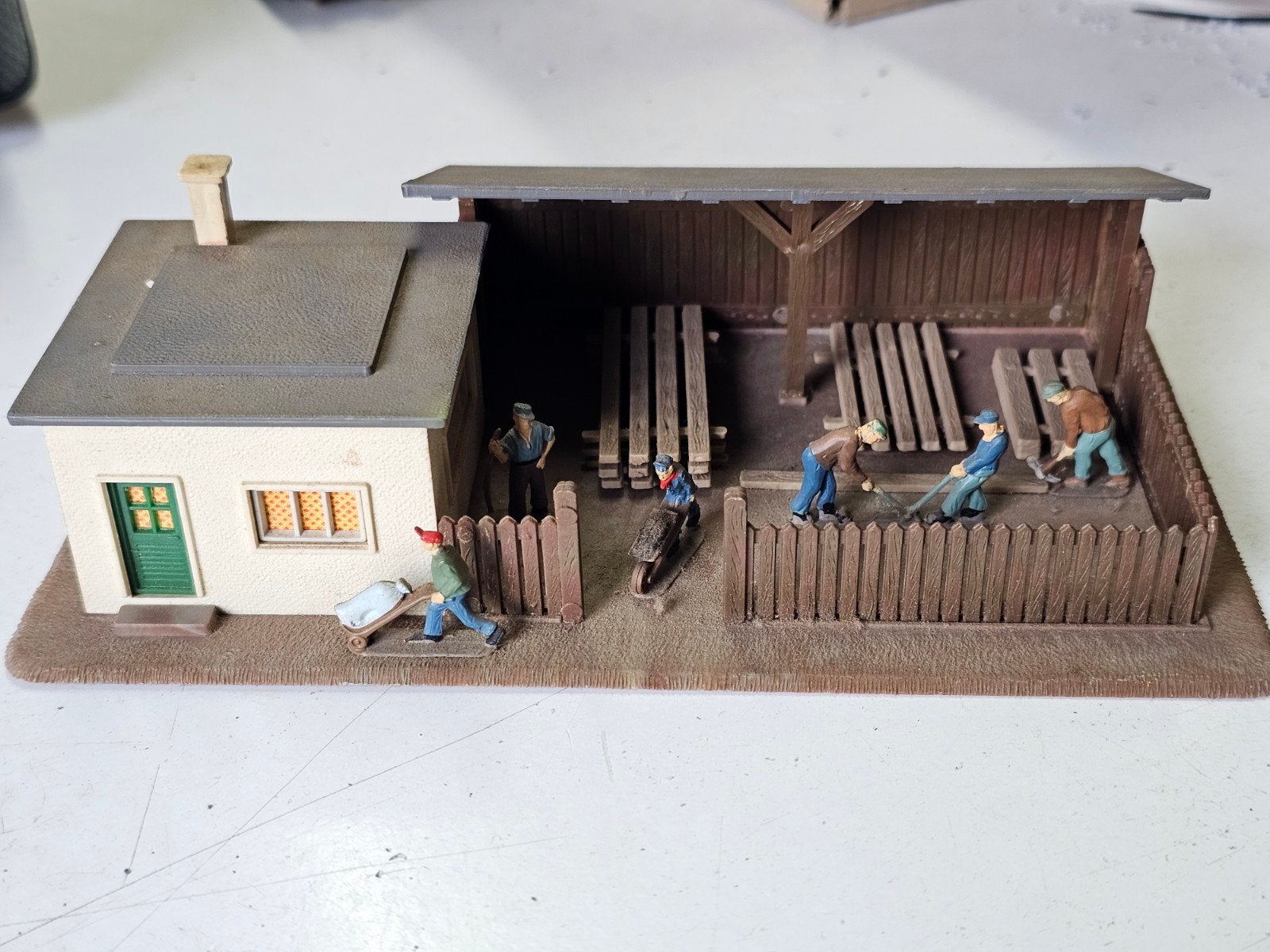 Modeltrein HO huis, werkplaats en houtopslag, Ophalen of Verzenden, Gebruikt, Brug, Tunnel of Gebouw