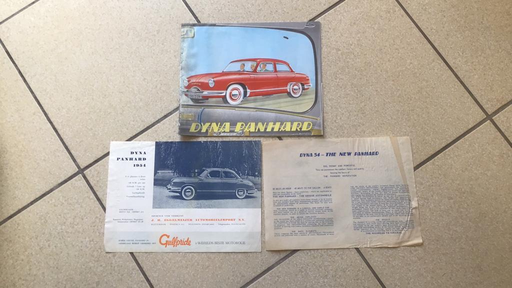 PANHARD DYNA FOLDER 1954 SPECIFICATIE BLADEN IN UW VITRINE ?, Boeken, Ophalen of Verzenden, Gelezen, Overige merken