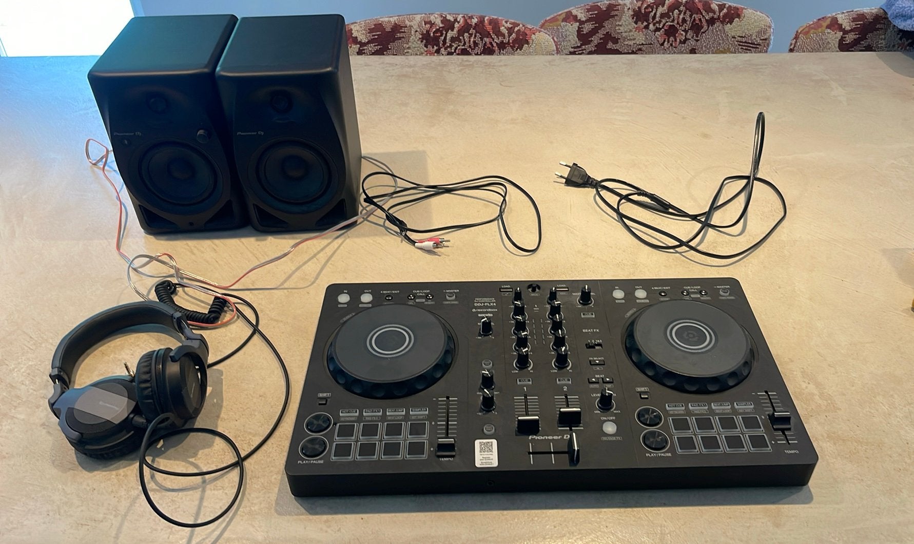 omplete Pioneer DJ set DDJ-FLX4 + DM-40D + HDJ-CUE1