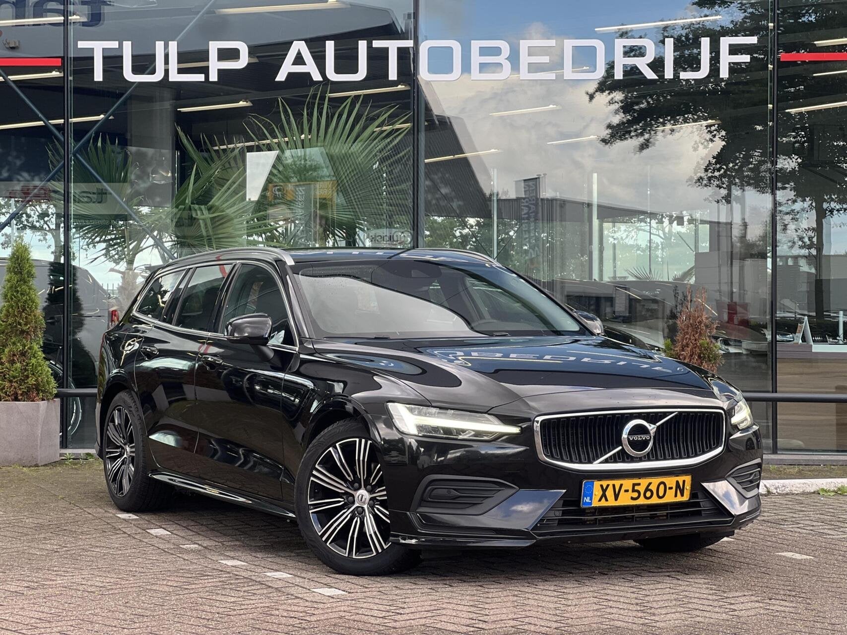 Volvo V60 2.0 D4 Momentum R-Design Automaat Clima Cruise NAP, Auto's, Dealer onderhouden, Gebruikt, Zwart, Diesel