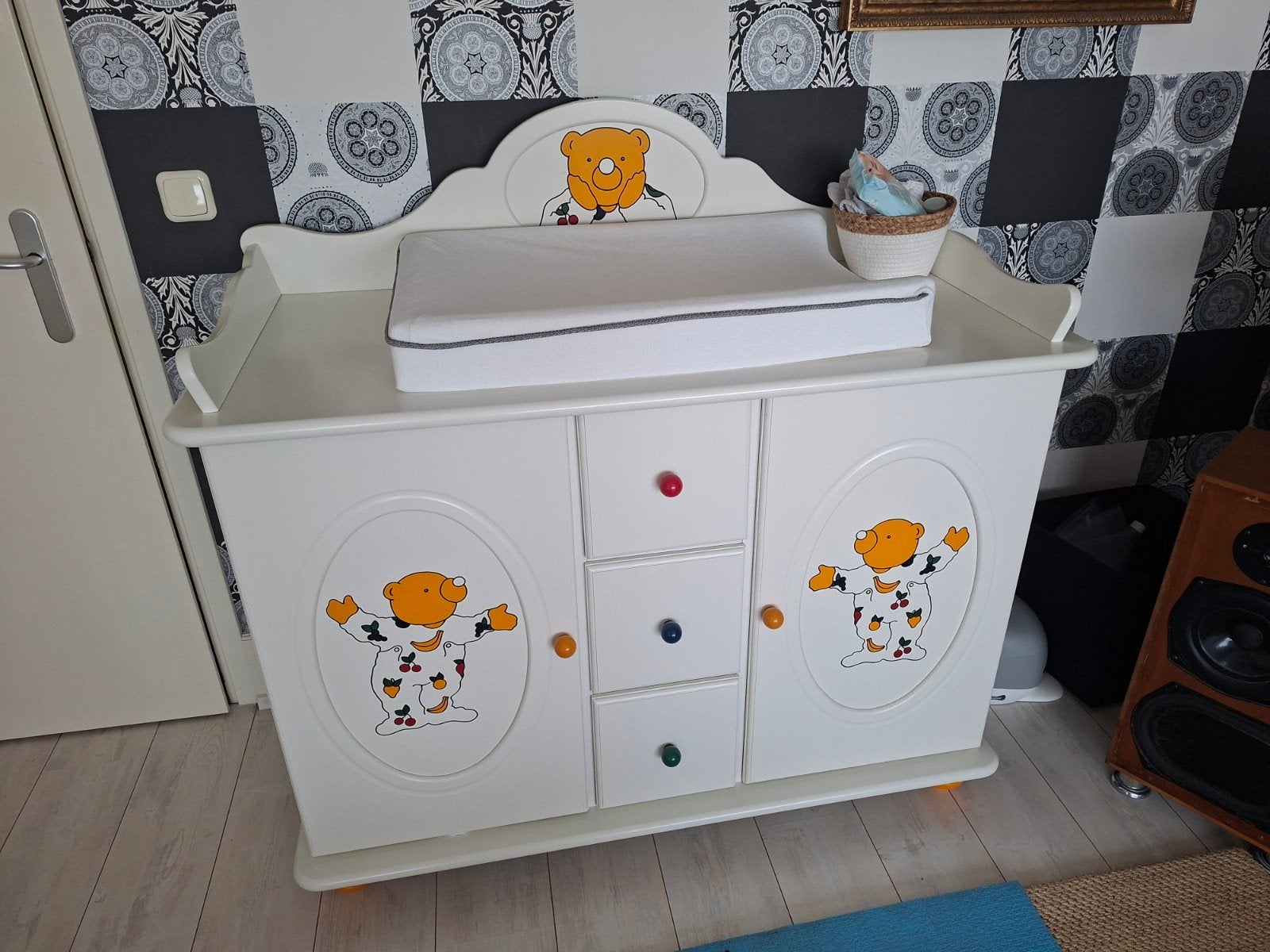 Ledikant en commode met beertjesmotief, Ophalen, Zo goed als nieuw, Ledikant