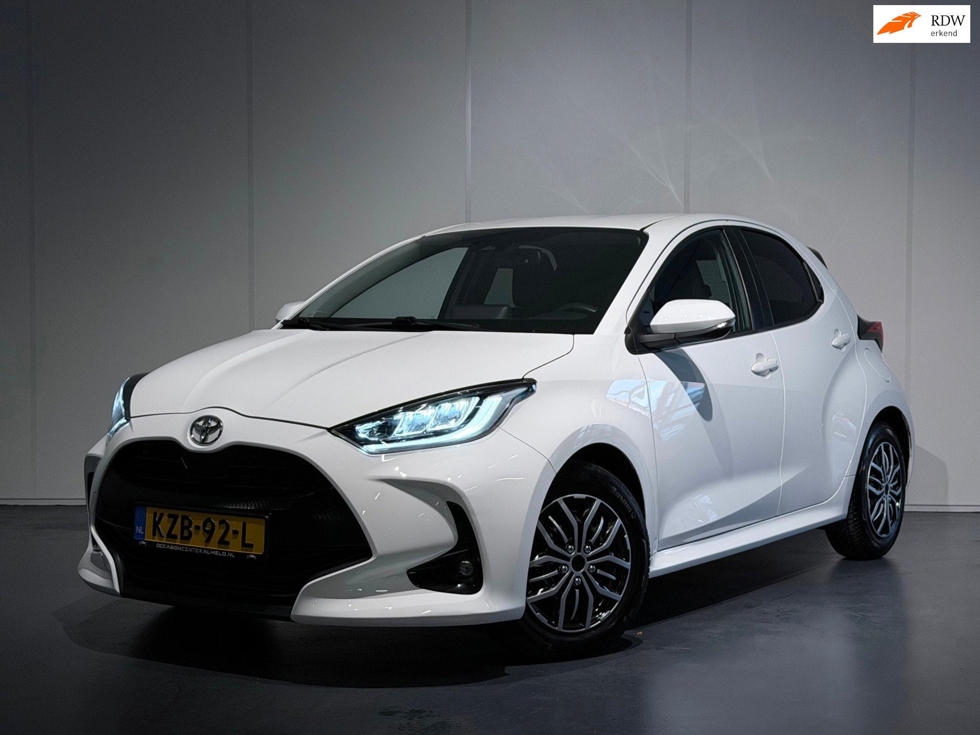 Toyota Yaris 1.5 VVT-i Active /Clima/Cruise/Keyless/CarPlay/, Auto's, Voorwielaandrijving, Gebruikt, Euro 6, Wit