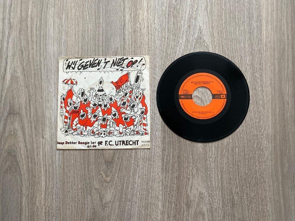 Jaap Dekker 1e F.C. Utrecht Wij geven het niet op, Cd's en Dvd's, Verzenden, 7 inch, Zo goed als nieuw, Fotohoes