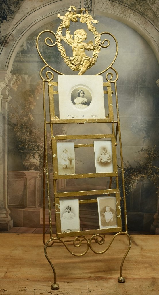 Oude Foto Standaard. "Uit Aletta's Tijd", Antiek en Kunst, Ophalen of Verzenden