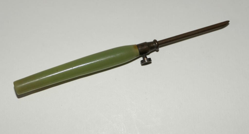 French Art Deco L 'Abeille tapijtnaald met bakeliet handvat, Ophalen of Verzenden