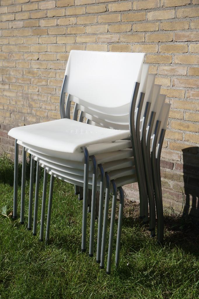 Ahrend kunststof stoelen stapelbare kantinestoelen, Kunststof, Gebruikt, Wit, Ophalen of Verzenden