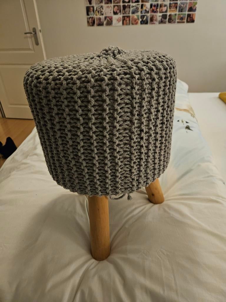 Leuk houten krukje met gehaakte poef, Huis en Inrichting, Krukjes, Ophalen, Zo goed als nieuw, Hout