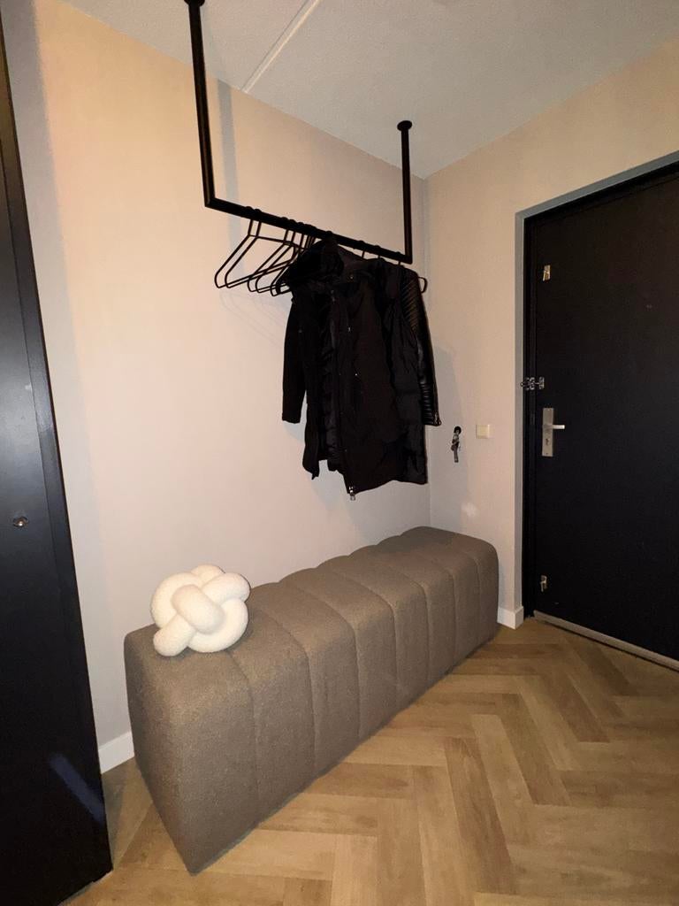 Kapstok met ijzeren hangers, Ophalen