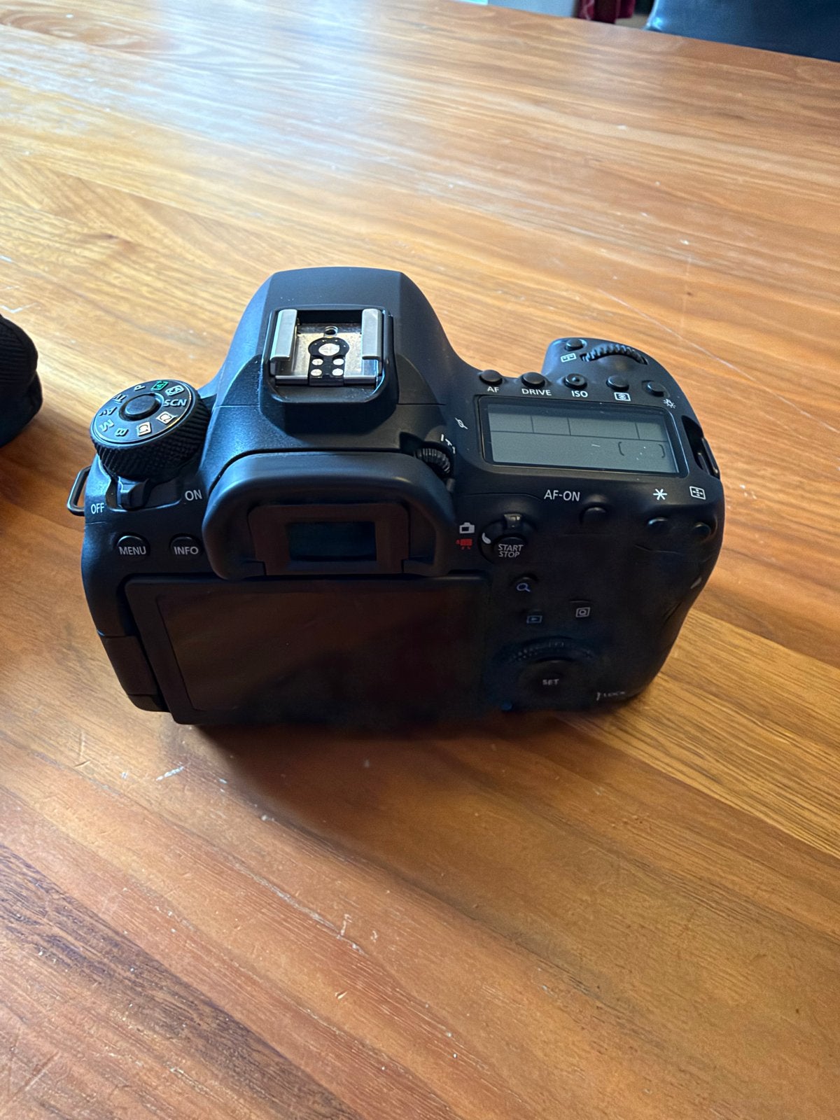 Foto 3 van Canon EOS 6D Mark II met 2 lenzen en Speedlite flitser