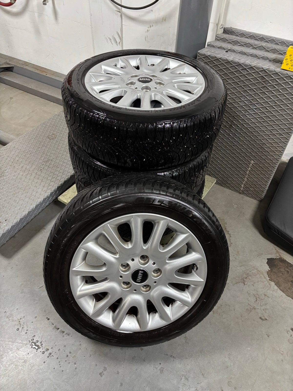 Originele Mini velgen met winterbanden, Ophalen, Gebruikt, 16 inch, Banden en Velgen