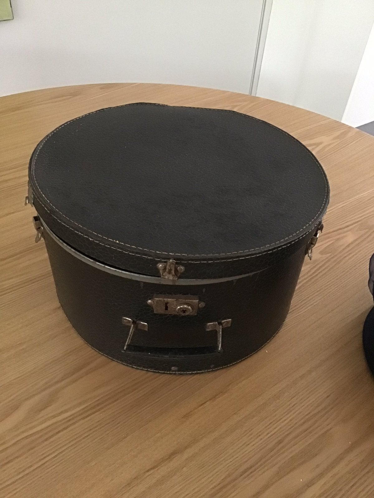 Brocante hoeden doos met een aantal leuke hoofd deksels., Ophalen, Gedragen, 58 of 59 cm (L, 7¼ of ⅜ inch), Hoed
