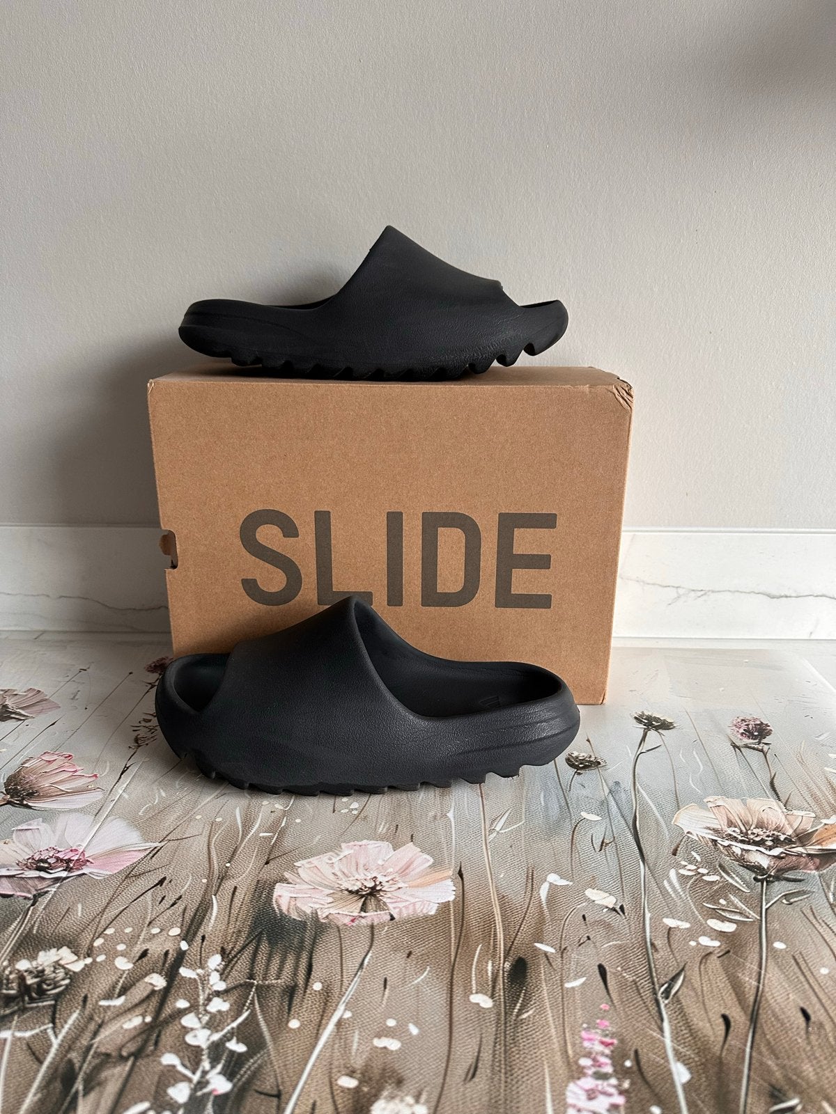 Yeezy Slides Onyx - Maat 43, Kleding | Heren, Schoenen, Ophalen of Verzenden, Nieuw, Zwart, Slippers