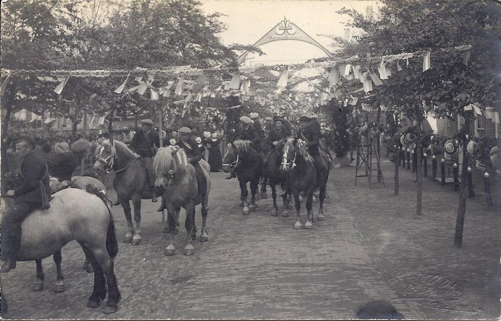 Oude Fotokaart Oost Souburg Feest 1880-1930 met Ringrijders, Verzenden, 1920 tot 1940, Ongelopen, Zeeland