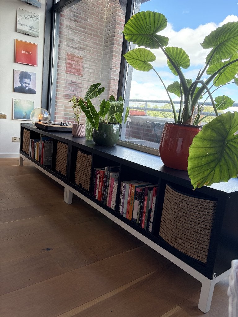 Kallax kast IKEA zwart met wit onderframe, Huis en Inrichting, Ophalen, Gebruikt, 25 tot 50 cm, 100 tot 150 cm
