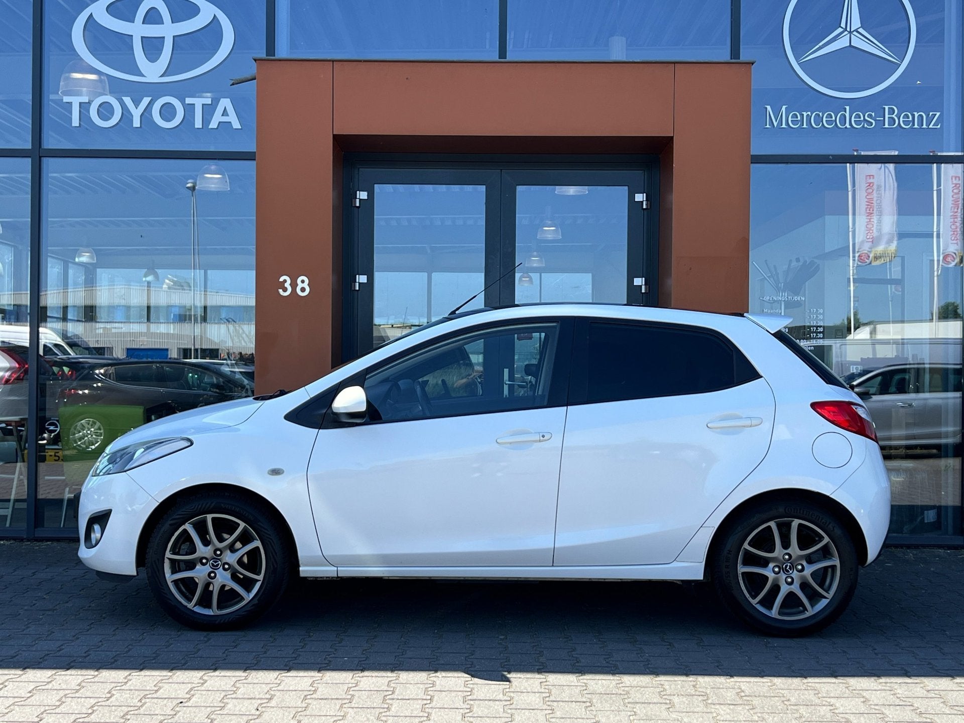 Mazda 2 1.3 BIFUEL|Navigatie|Bluetooth|Stoelverwarming|Isofi, Auto's, Mazda, Voorwielaandrijving, Euro 5, 4 cilinders, Origineel Nederlands