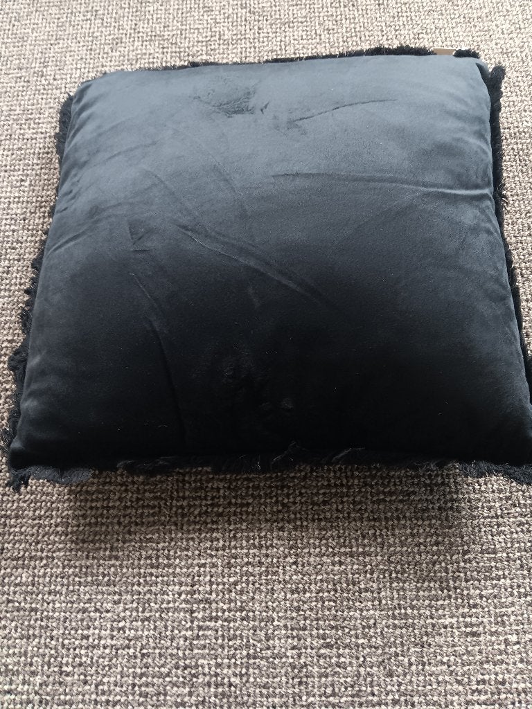zwart velours kussens met subtiele franjes. 45x45 cm (lxb), Ophalen, Nieuw, Zwart, Vierkant