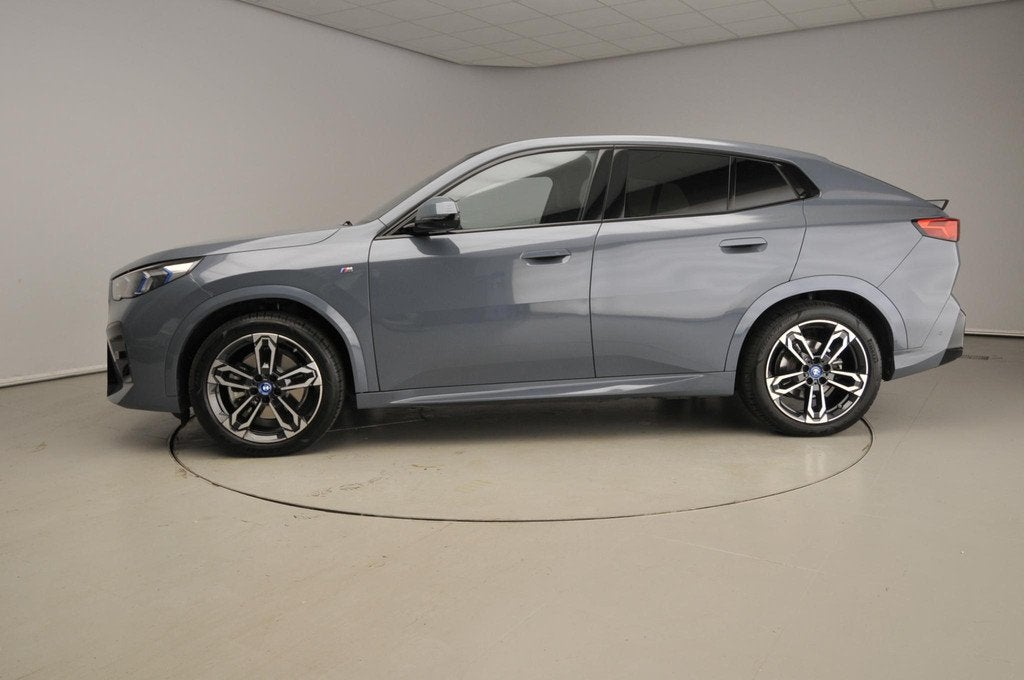 BMW iX2 xDrive30 M-Sportpakket | LED | HUD | Panoramadak | S, Auto's, BMW, Automaat, 479 km, Zwart, Lederen bekleding