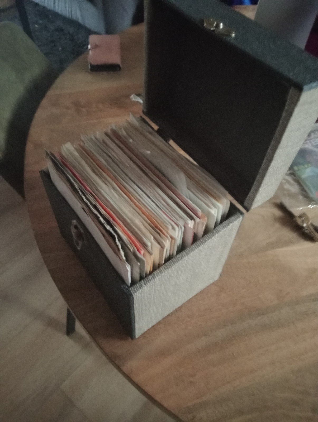 partij singles in koffer, Ophalen of Verzenden, Gebruikt