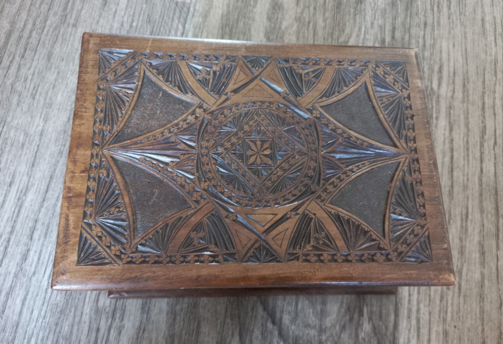 Oud houten kistje van houtsnijwerk., Antiek en Kunst, Ophalen