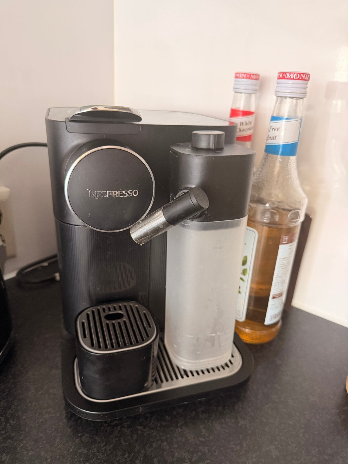 Nespresso De'Longhi Lattissima One - Zwart, Ophalen, Espresso apparaat, Zo goed als nieuw, 1 kopje