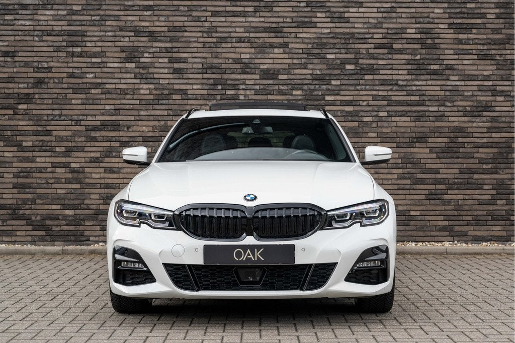 BMW 3 Serie Touring 330e | M-Sport | Live Cockpit | Panorama, Achterwielaandrijving, Gebruikt, 4 cilinders, Automatische klimaatregeling