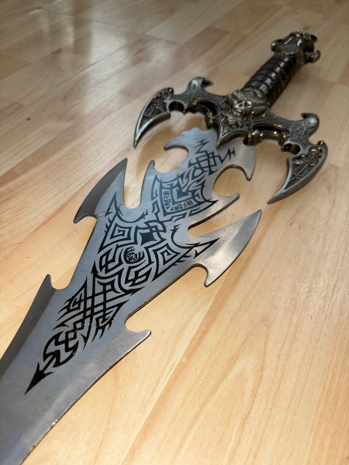 Decoratief fantasy zwaard – draken/demonstijl – 88 cm, Hobby en Vrije tijd, Kostuums, Theaterbenodigdheden en LARP, Ophalen, Gebruikt